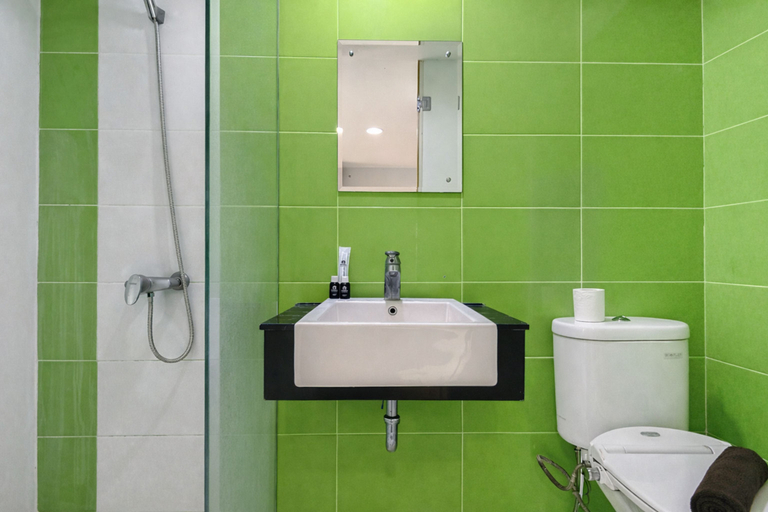 Bathroom 3, Cozy Living Studio at The Square Surabaya Apartment By Travelio, Surabaya