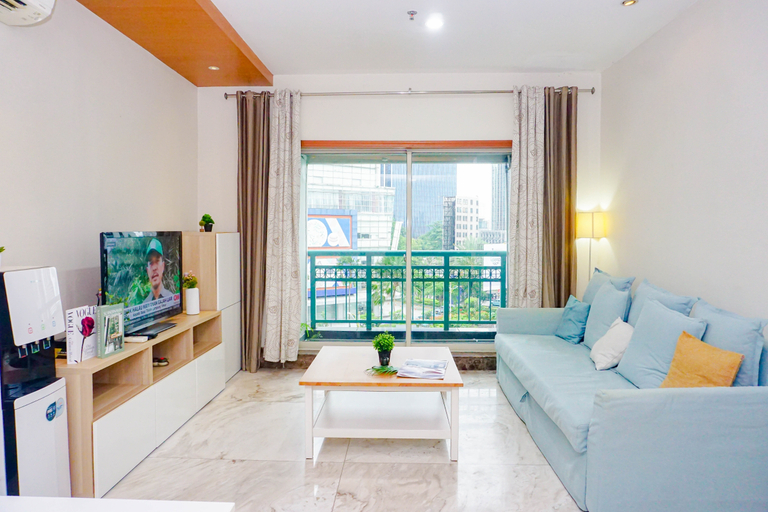Living Room 4, Modern Look 2BR at Pavilion Sudirman Apartment By Travelio, Jakarta Pusat