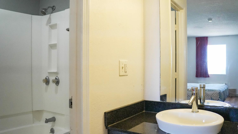 Bathroom 4, Motel 6 Rolla, MO, Phelps