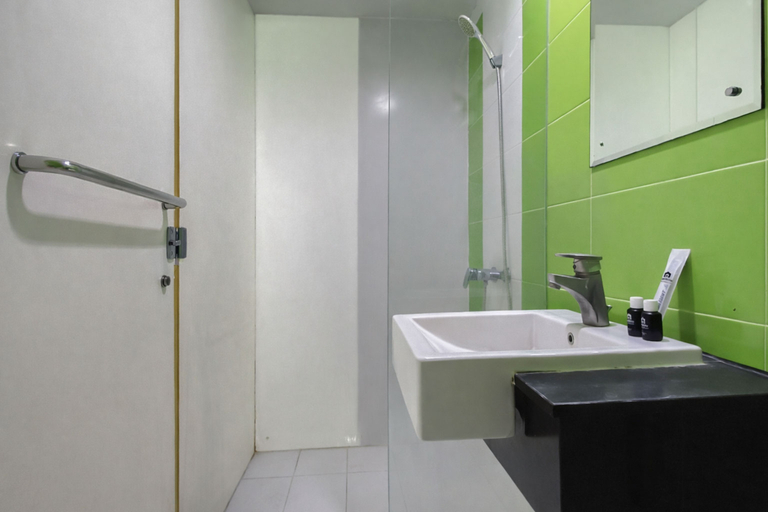 Bathroom 5, Cozy Living Studio at The Square Surabaya Apartment By Travelio, Surabaya