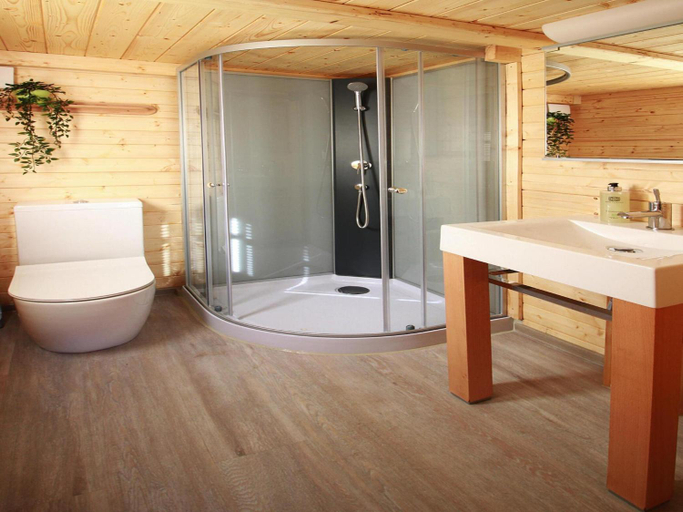 Bathroom 3, Wunderschones Blockbohlenhaus am Plauer See, Ludwigslust-Parchim