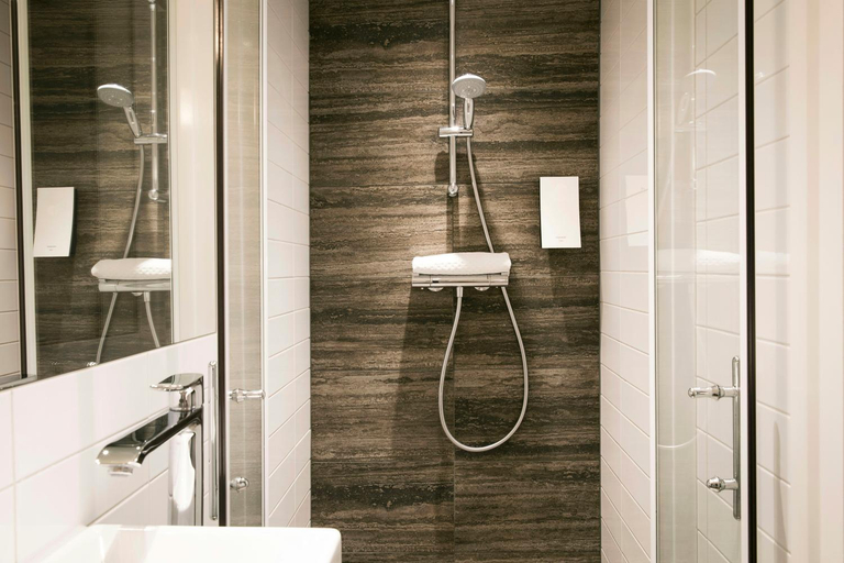 Bathroom 2, Leonardo Eden Hotel Amsterdam City Center, Amsterdam