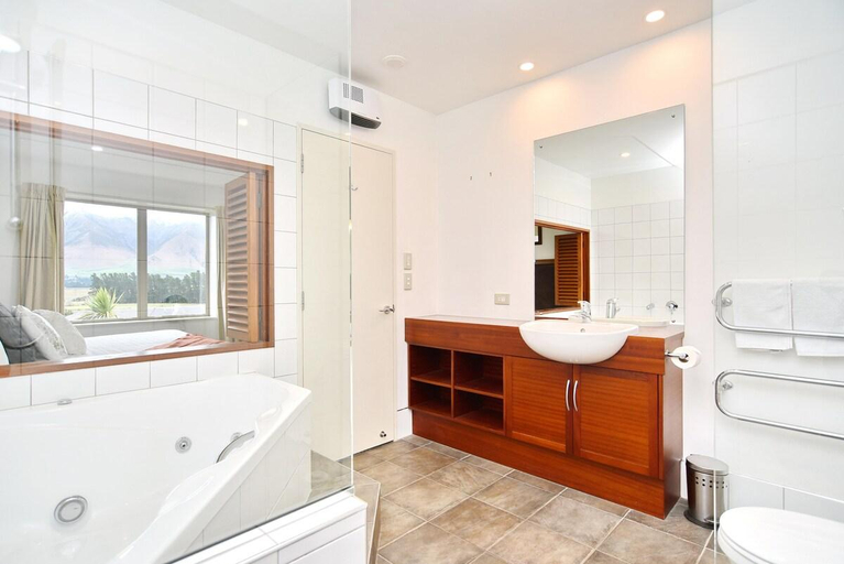 Bathroom 3, High Country Villa 250 - Terrace Downs Resort, Selwyn