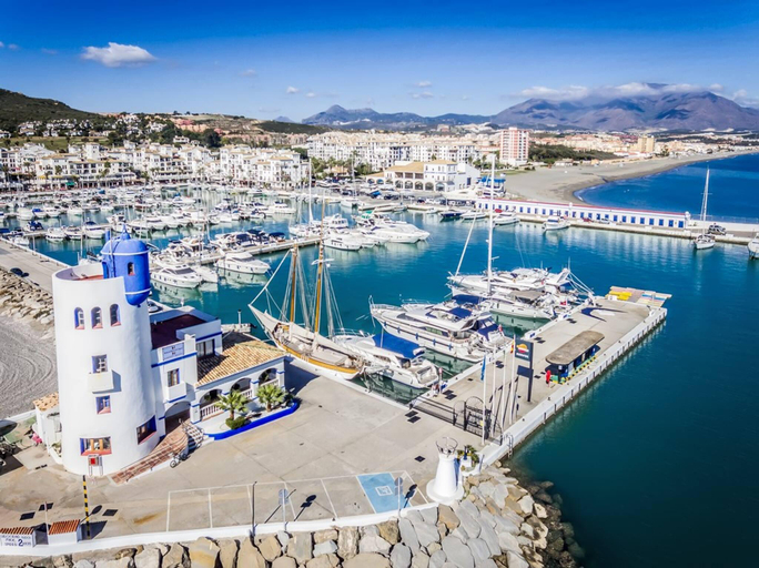 2, Modern Townhouse 7min walk beach and 15 to Duquesa, Málaga