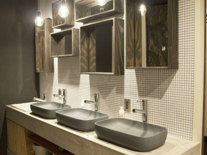 Bathroom 3, Hostel Niniroom, Kyoto