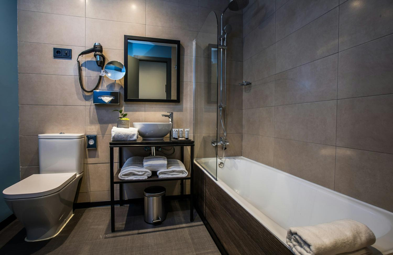 Bathroom 5, NYX Hotel Madrid by Leonardo Hotels, Madrid