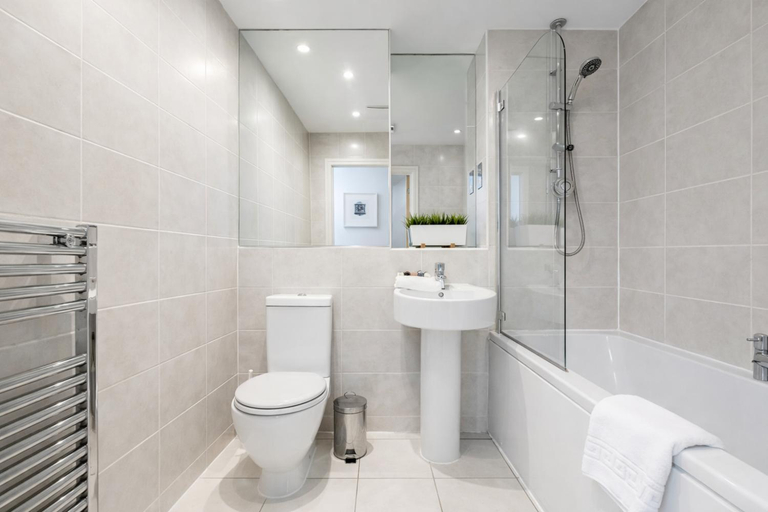 Bathroom 3, Roomspace Serviced Apartments -Abbot's Yard, Surrey