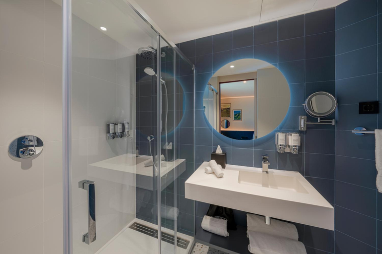 Bathroom 5, Hampton By Hilton Alicante Airport, Alicante