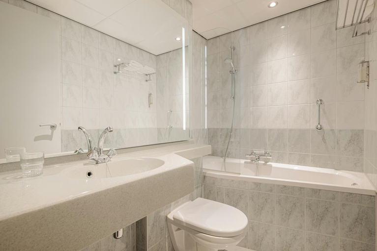 Bathroom 4, Leonardo Hotel Eindhoven City Center, Eindhoven