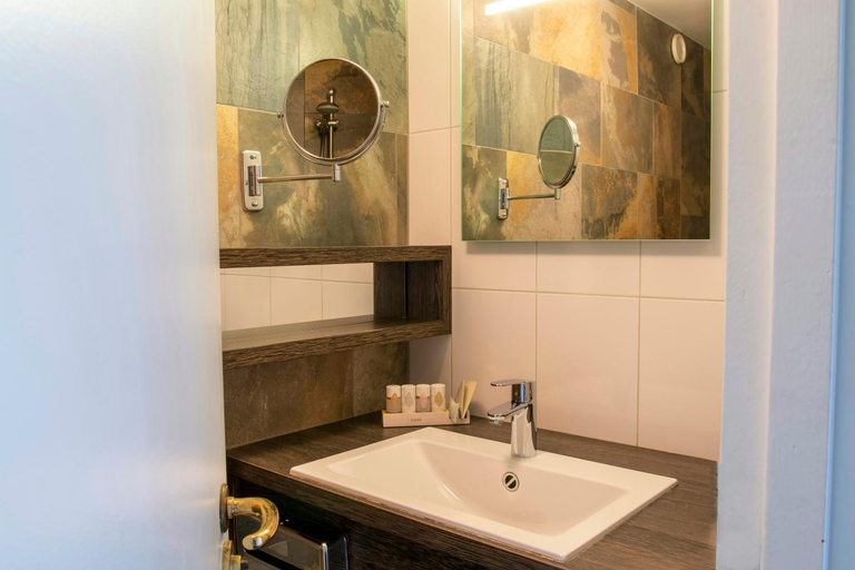 Bathroom 2, Leonardo Eden Hotel Amsterdam City Center, Amsterdam