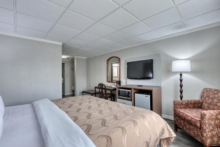 Bedroom 2, Quality Inn & Suites Green Bay Downtown, Brown