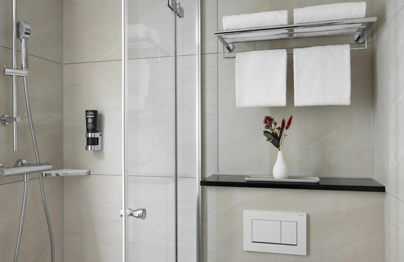 Bathroom 2, Leonardo Hotel Nurnberg, Nürnberg