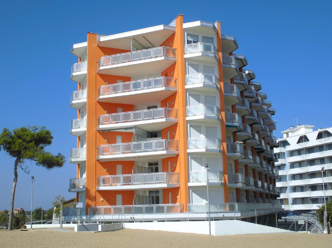 3, Person Stay by the Beach, Venezia