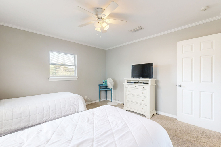 Room 5, Ocean-view Hideaway Steps to Beach Snowbird Availability, Nassau