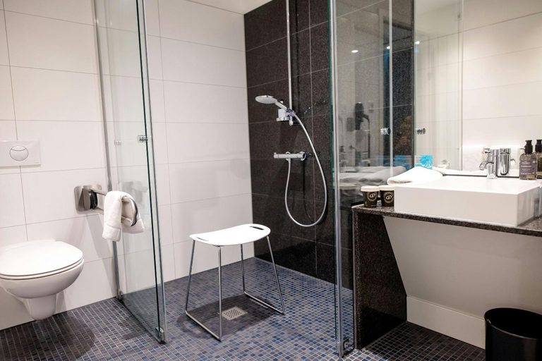 Bathroom 5, Motel One Berlin-Alexanderplatz, Berlin