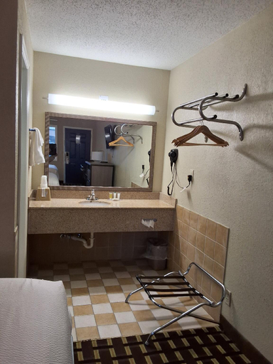 Bathroom 5, Travelodge by Wyndham Thomasville AL, Clarke