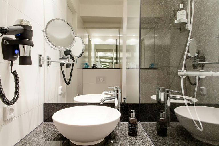 Bathroom 5, Motel One Berlin-Alexanderplatz, Berlin