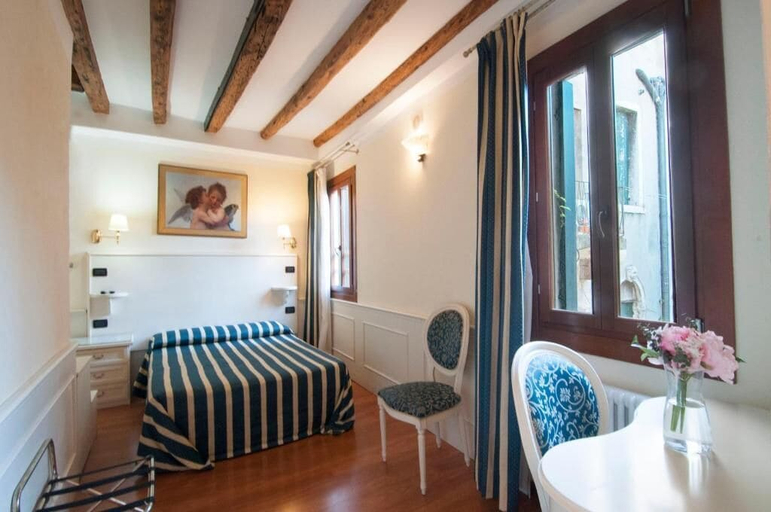 Bedroom 2, STUDIO VENICE GUESTHOUSE, Treviso