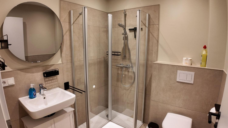 Bathroom 3, Hillrichshof, Wittmund