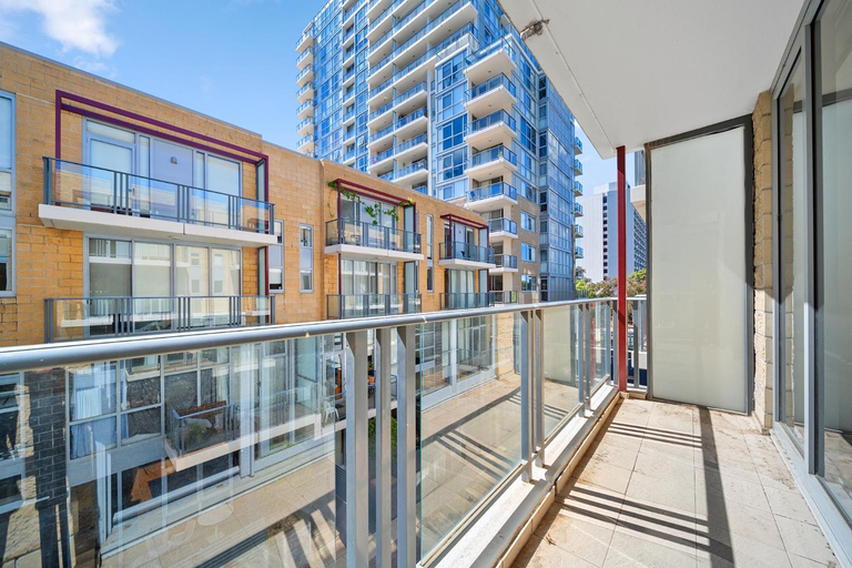 2, Spacious Apartment with Gym & Pool Access, Canberra