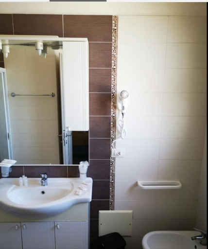 Bathroom 3, Hotel Club La Playa, Messina