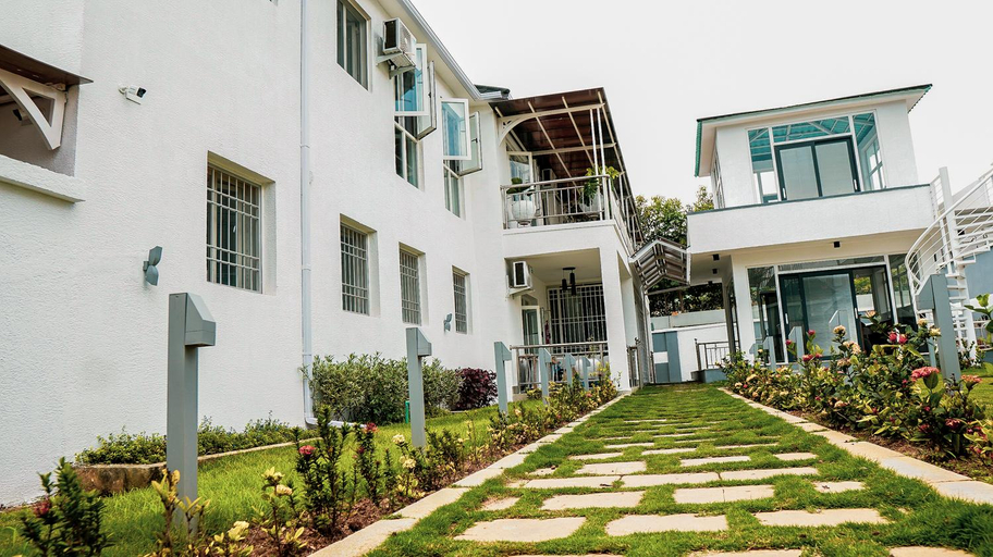 Exterior & Views