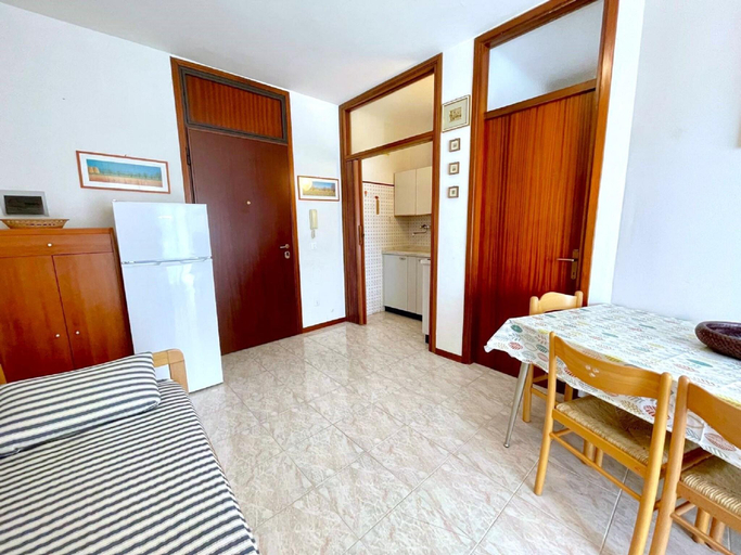 5, Person Stay by the Beach, Venezia