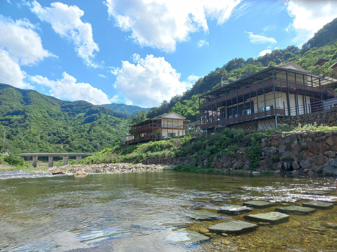 Exterior & Views, Jirisan Bonjour Pension, Gurye