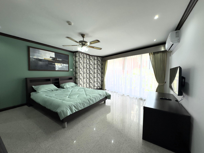 4, Spacious 2BR Condo - 3 Balconies Green Views, Pattaya