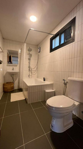 Bathroom 2, Skugga Farm Cabin, San Kamphaeng
