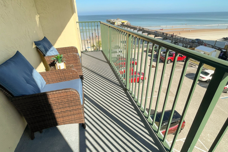 Terrace/patio, Daytona Sunglow Resort 404-peer at the Pier, Volusia