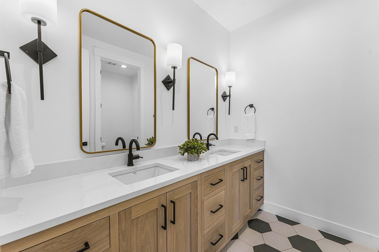 Bathroom 3, Sunny Days 7 Bedroom Home, Washington