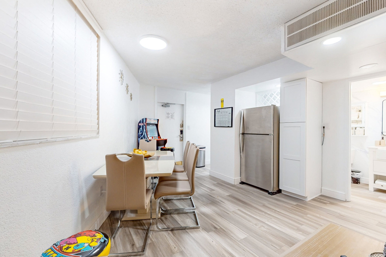 Room 5, Daytona Hawaiian Inn 431, Volusia
