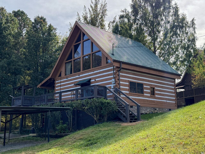 Exterior 3, Boujee Bear- Modernized Cabin Minutes to Dollywood, Sevier