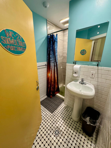 Bathroom 4, Green Tortoise Hostel, San Francisco