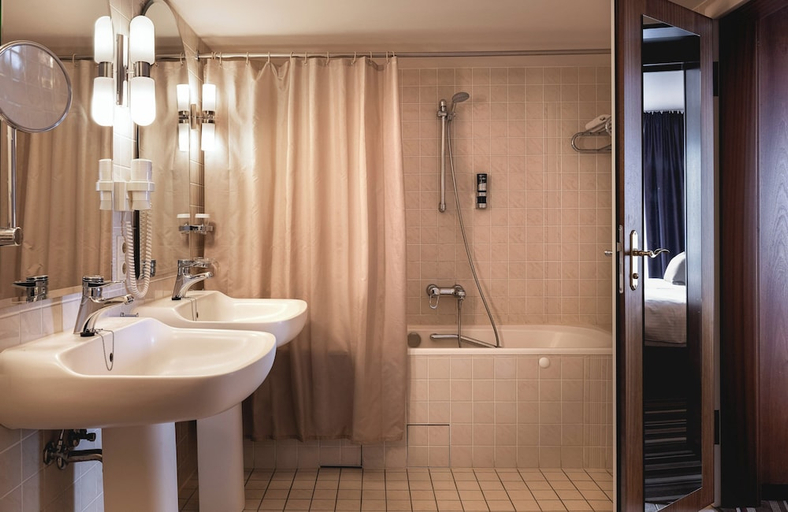 Bathroom 5, Leonardo Hotel Weimar, Weimar
