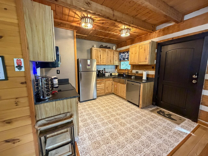 Private kitchen 2, Boujee Bear- Modernized Cabin Minutes to Dollywood, Sevier