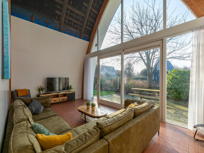 4, Coastal Villa With Jacuzzi, Zijpe