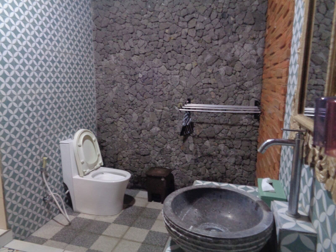 Bathroom 5, Puri Achyuta, Gianyar