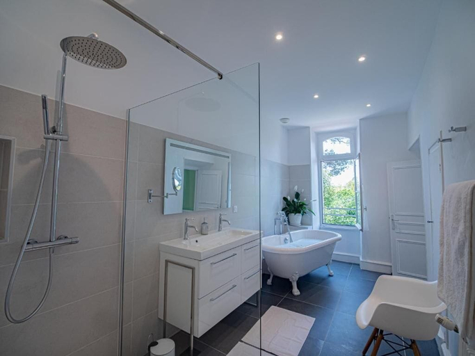Bathroom 4, Clos des Oliviers, Ariège
