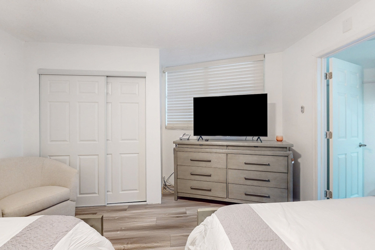 Room 2, Daytona Hawaiian Inn 431, Volusia