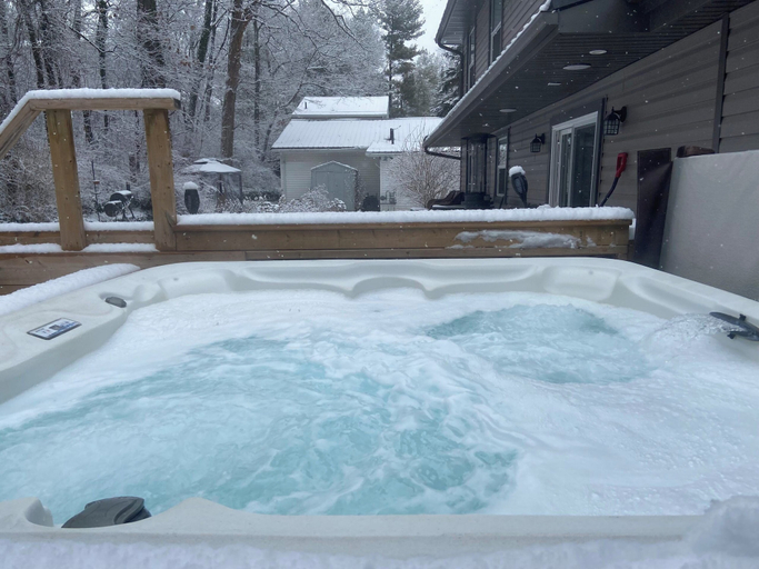 Outdoor spa tub 2, Golden Spa Suite, Lambton