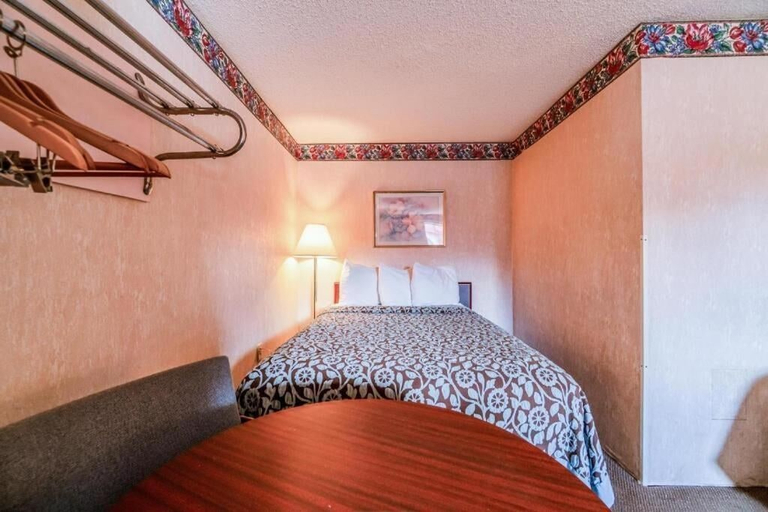 Room 4, OZARK JUNCTION INN, Stone