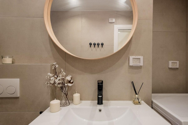Bathroom 2, family apartment
