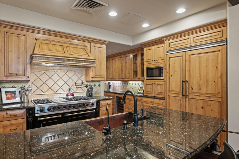 Private kitchen 3, Ski-in/ski-out Deer Valley Escape 2 Bedroom Condo, Summit