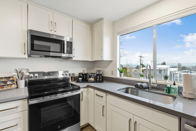 Private kitchen 3, Hilltop Seattle Retreat w/ Views & Parking, Seattle
