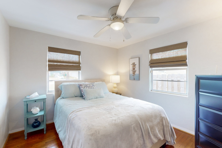 Room 2, Daytona Pearl Cottage, Volusia