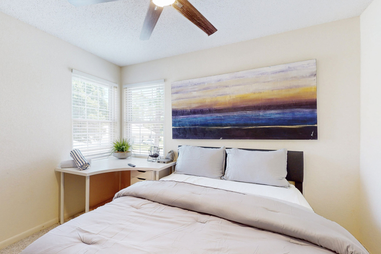 Room 4, Port Orange Gray Sands Retreat, Volusia