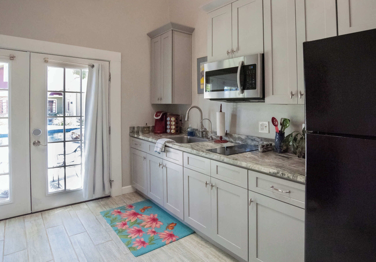 Private kitchen 4, Tank House Stay for 2 - Access to Pool, Hot Tub, Kendall
