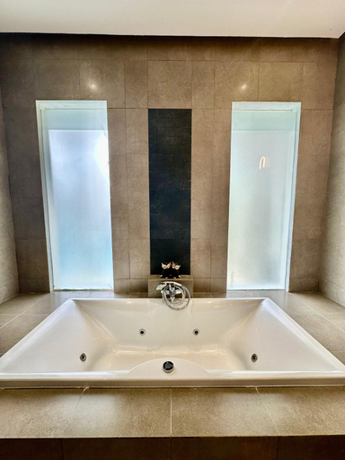 Bathroom 3, The Golden Serendipity Villa Seminyak, Badung